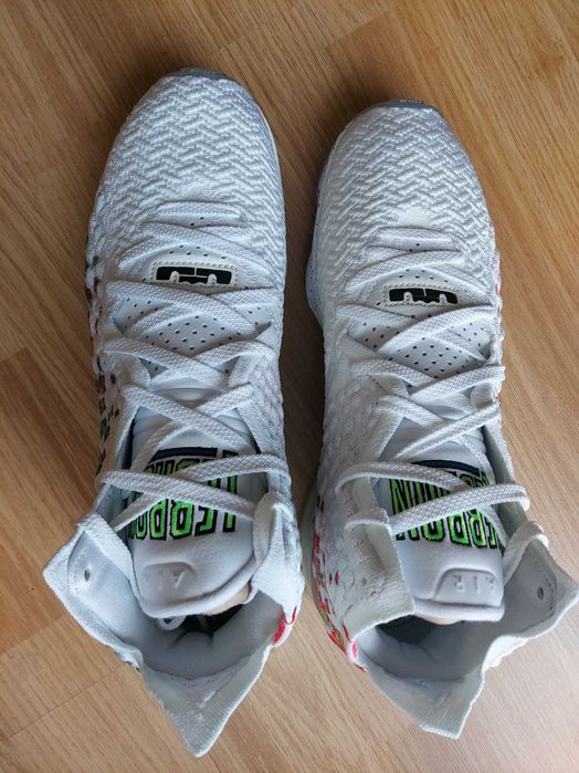 Vand pereche de ghete baschet Lebron XVII Command Force marimea EU44.5