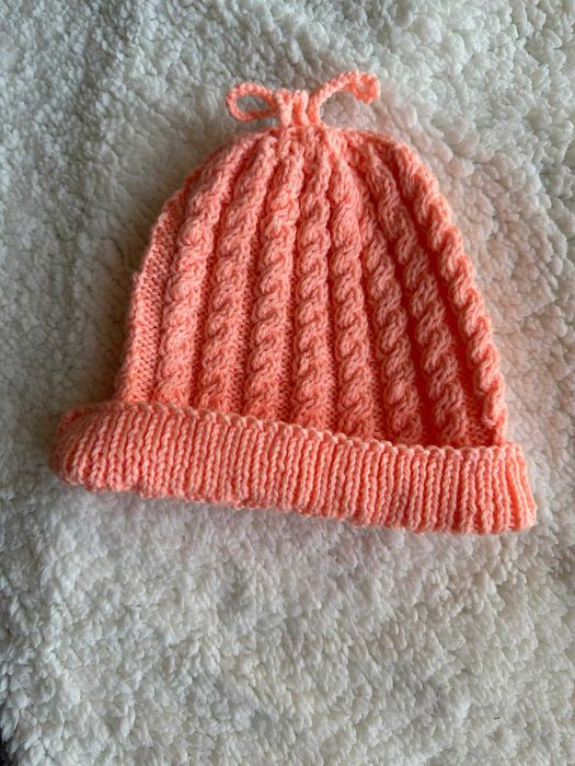 Ръчно изплетени шапки от баба с плетен помпон