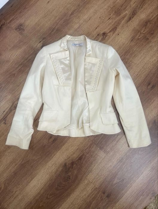 Пиджак сливочного цвета