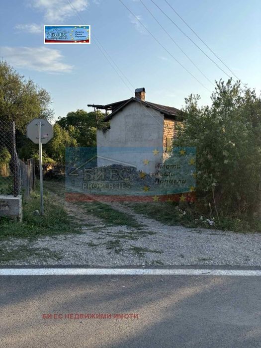 Къща в с. Зелениград 75 м² и двор 390 м²