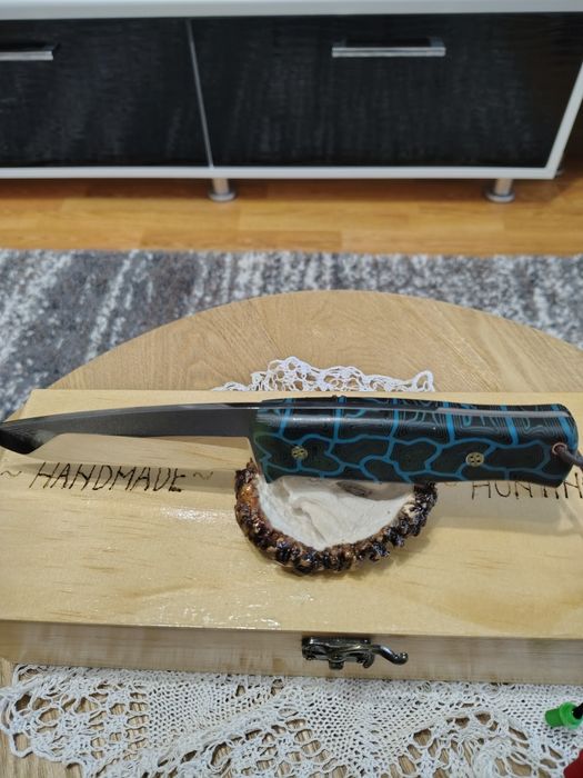 Cuțit lucrat manual