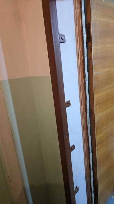 Продам металлическую дверь