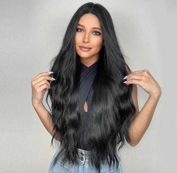 Черна вълнообразна перука на път