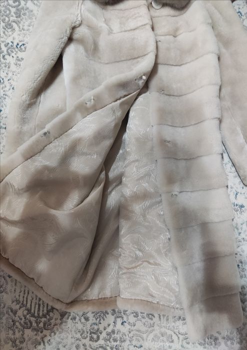 Шуба беж. Р. 48  мутон.