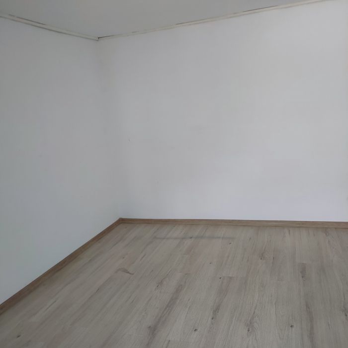 Închiriez convenabil spatiu comercial