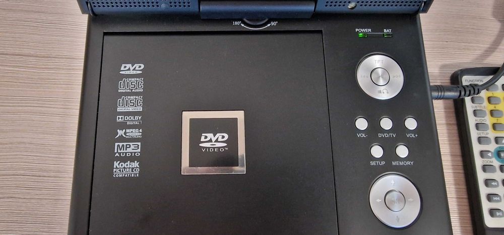 ПРЕНОСИМ DVD ПЛЕЪР MUSTEK С 7″ ЕКРАН с работеща батерия и пълен комплект