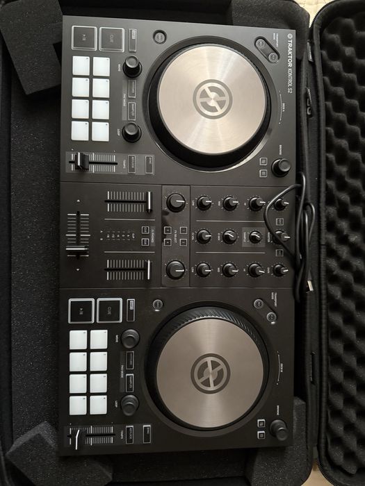 Consola DJ traktor s2 mk3 + husa