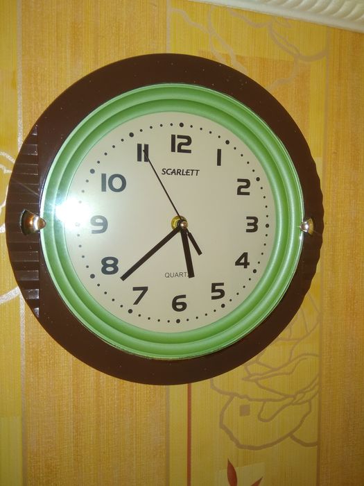 Часы настенные в отличном состоянии