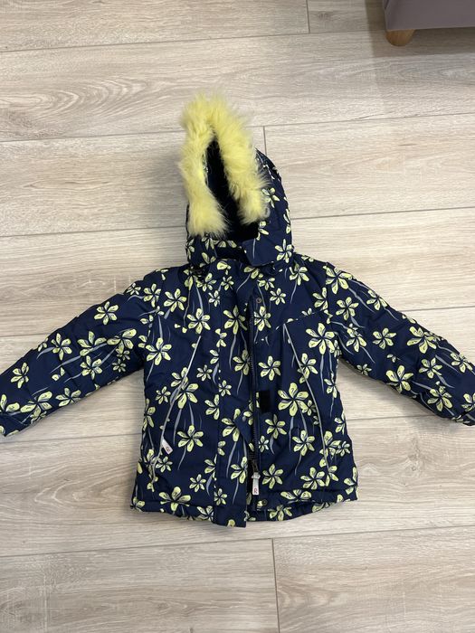 Продам куртку на девочку