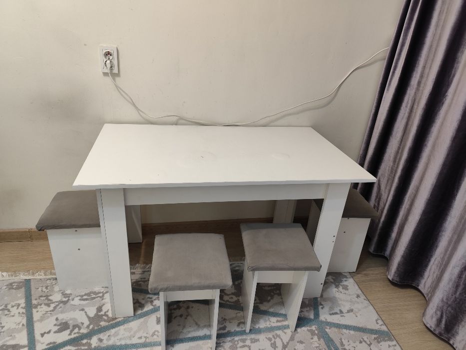 Стол и табуретки