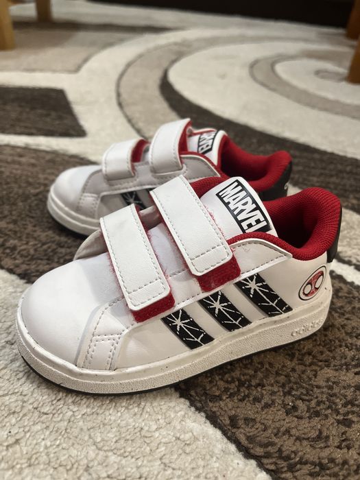Детски кожени маратонки Adidas Marvel
