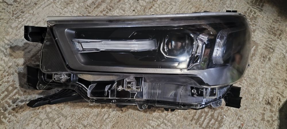 Фара левая Toyota Hilux 23г