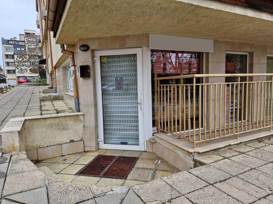 Търговско помещение (магазин, салон, офис) до парка Гео Милев