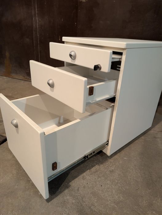 Дървен бял шкаф с 2 чекмеджета, специално отделение и колелца