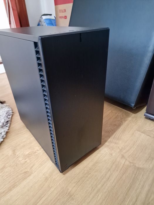 Vând carcasă PC premium Fractal Define 7 Compact (format Mid-Tower), absolut NOUĂ

Este un model de top