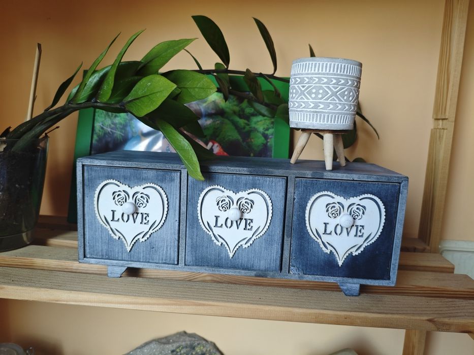 Декоративно дървено шкафче „LOVE“ с три чекмеджета и малка саксия
