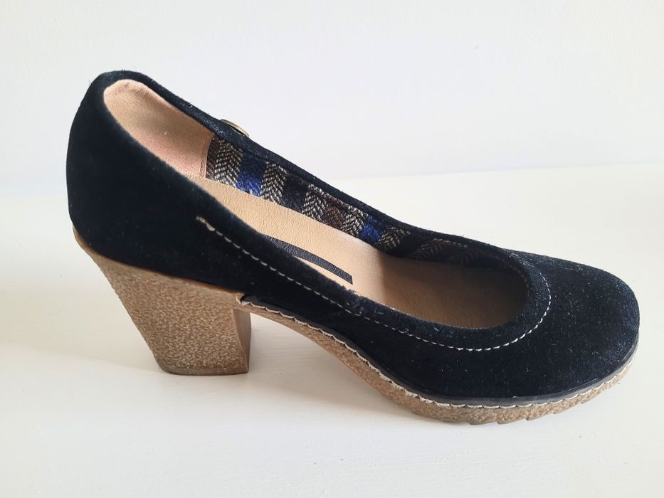 Pantofi negri, din piele intoarsa, cu platforma