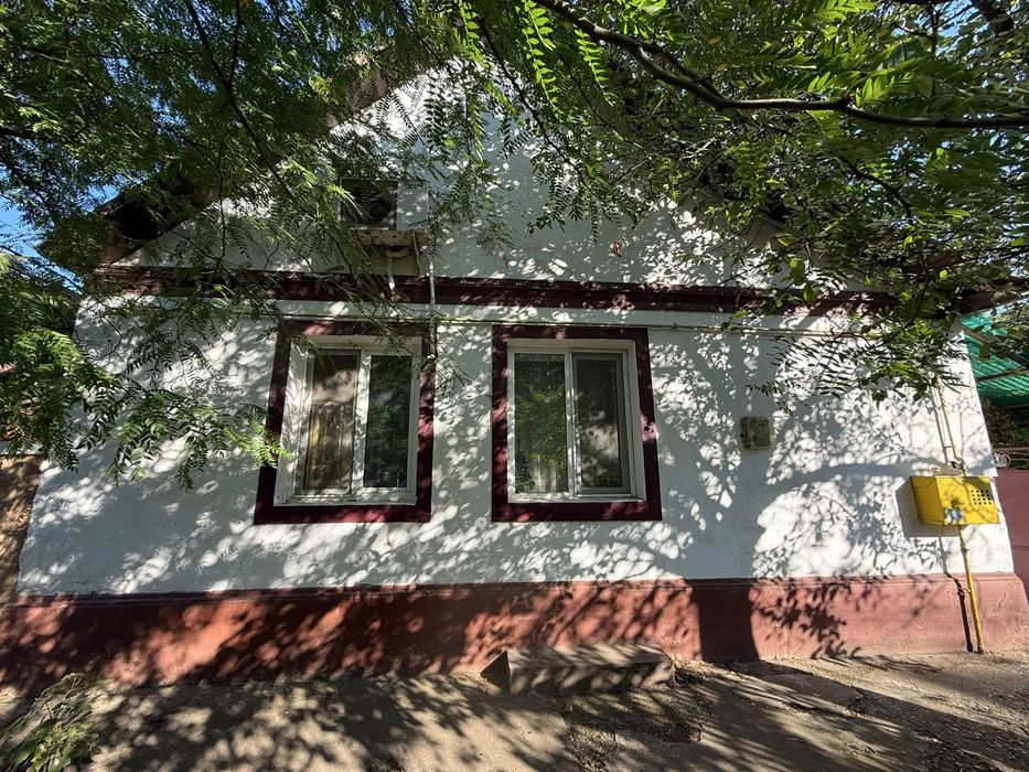 Casă primitoare în Șandra, cu curte, grădină și toate utilitățile incluse. Proprietate versatilă, ideală pentru renovare sau noi proiecte.