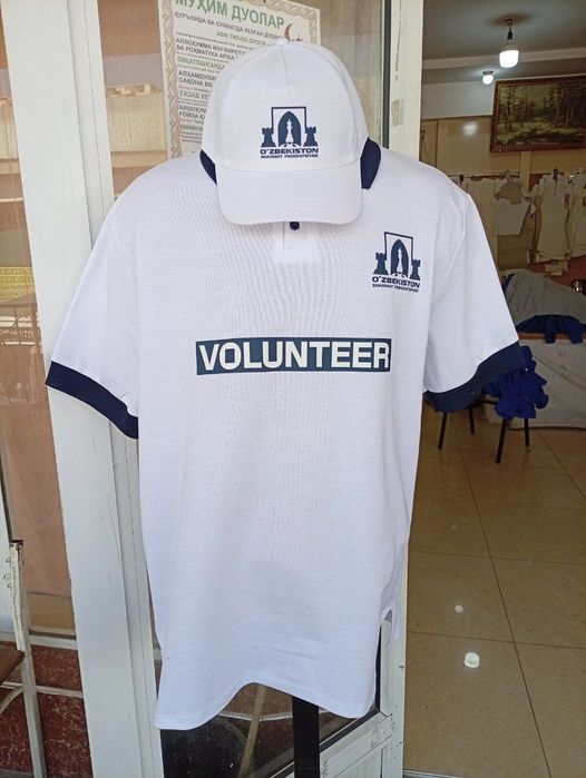 Futbolka polo S logotipom