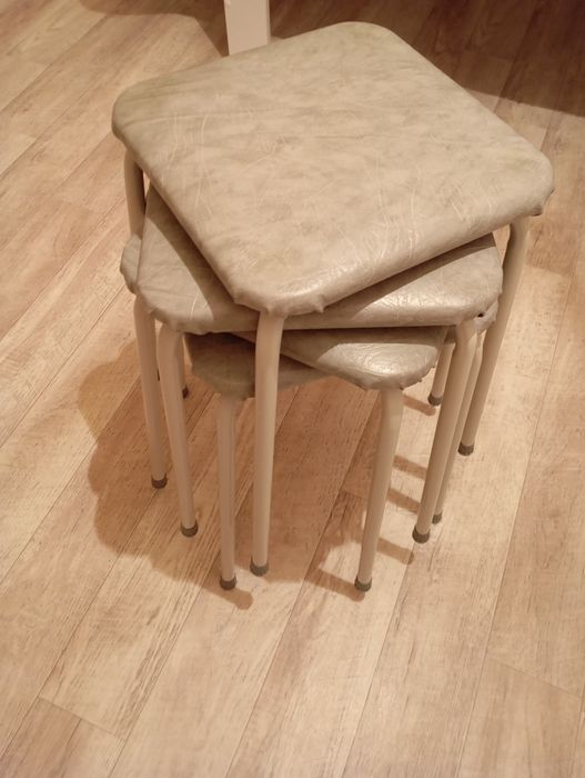 Продам стулья 4 штуки.