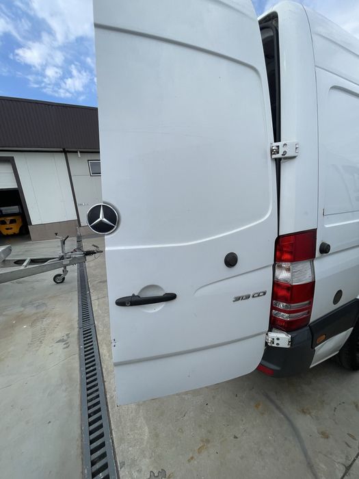 Usi spate sprinter 906