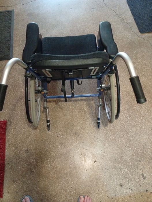 Scaun rulant pentru persoane cu dizabilități