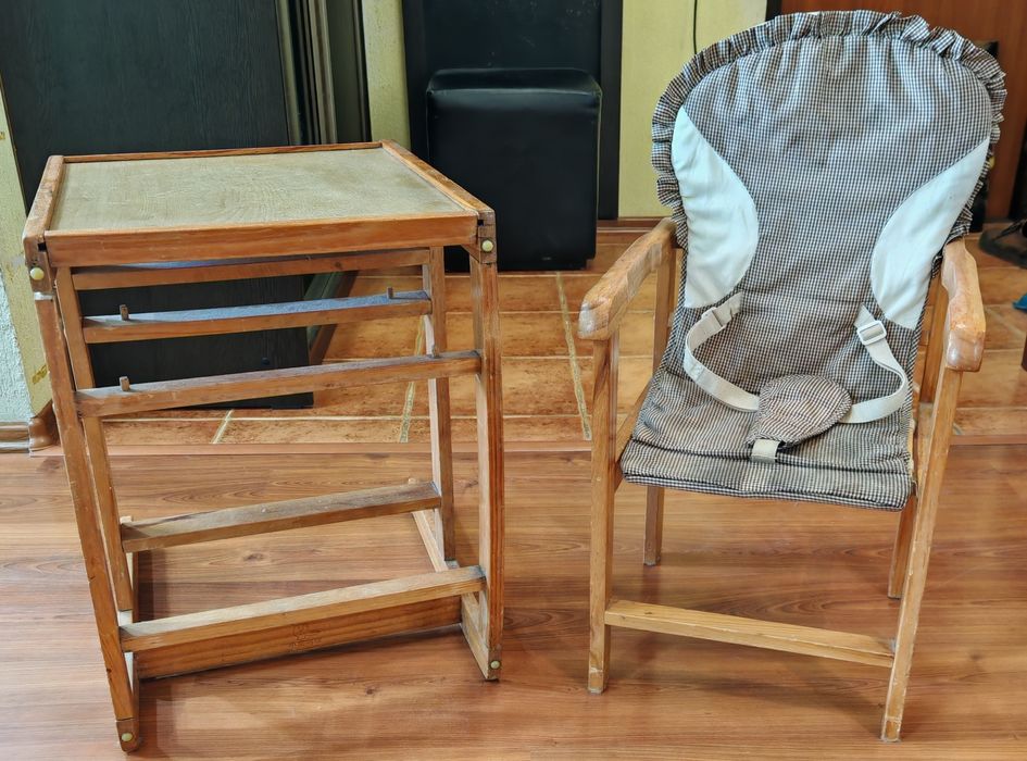 Детский стол и стул.