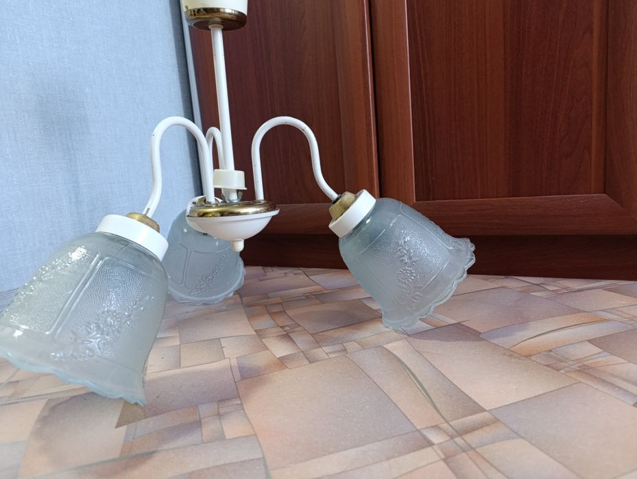 Люстра с тремя плафонами