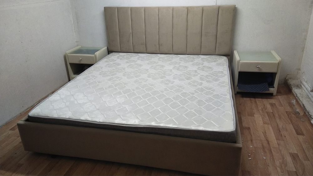 Двуспальная кровать с матрасом