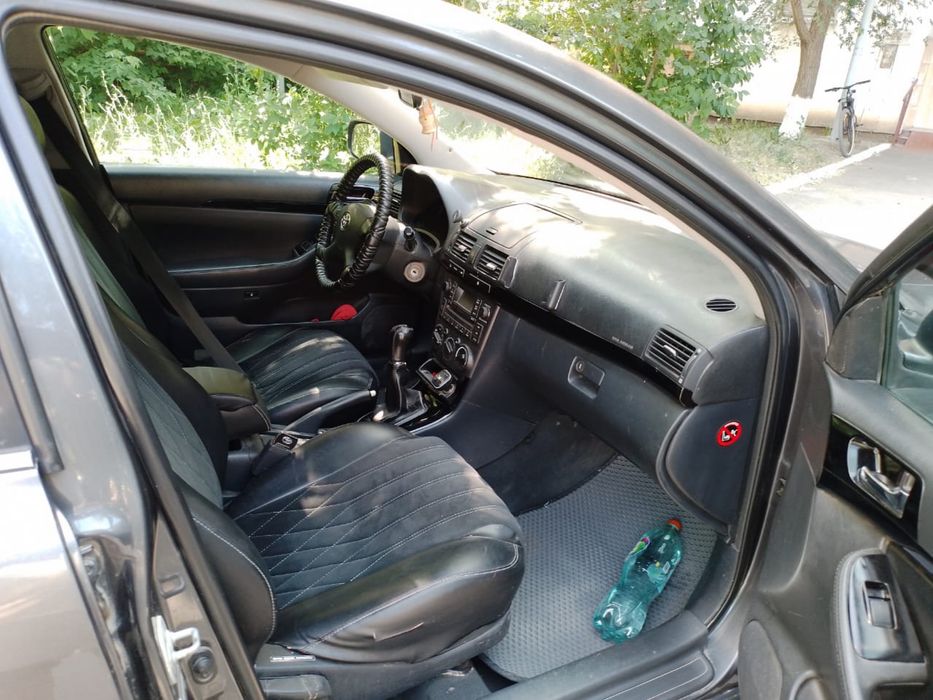 Продам машину тайота авенс