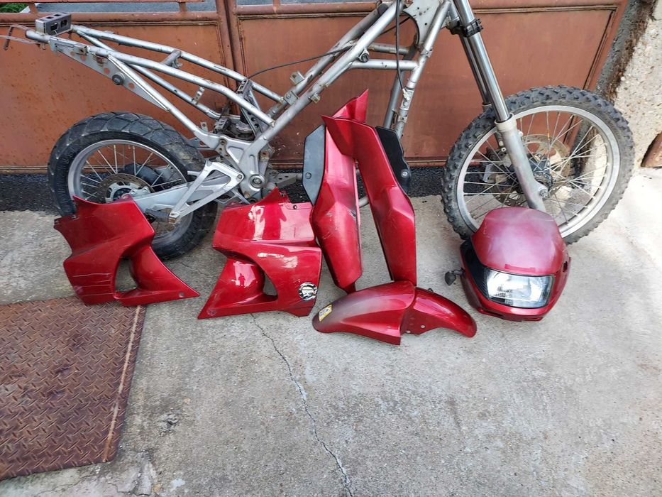 Vând piese Kawasaki KLE500 + un motor complet cu o bielă defectă + carburatoare