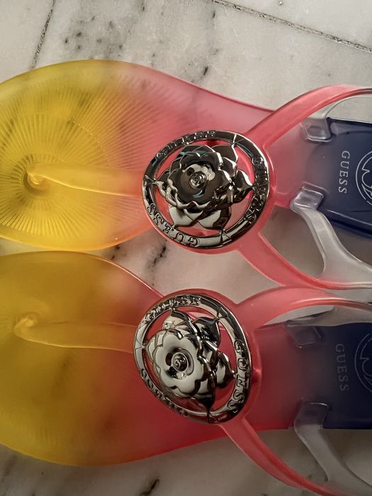 Разноцветни сандали Guess