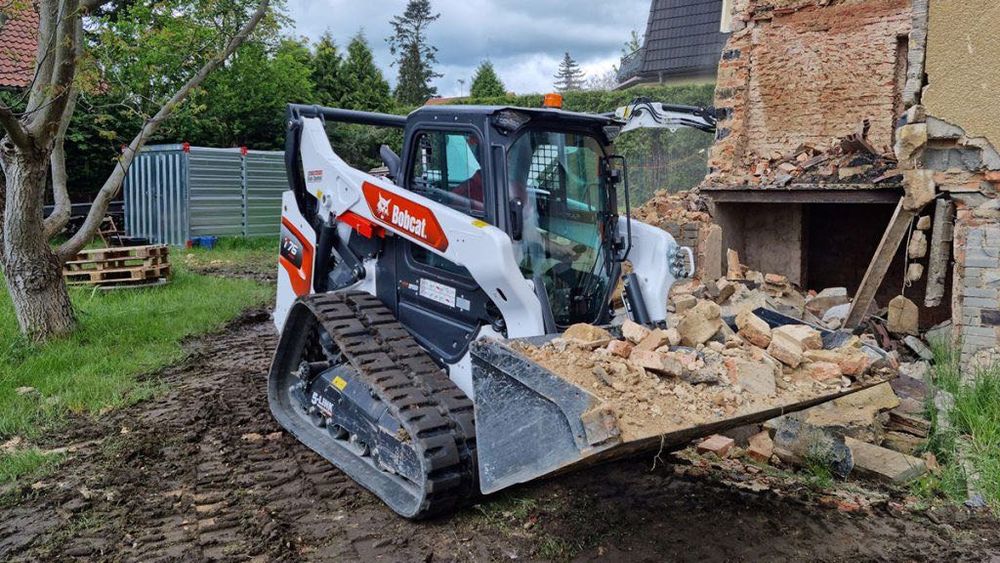 Executam lucrări cu: buldo, excavator, ,bobcat, camioneta, camion