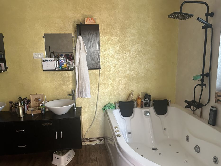 Casă modernă off-grid cu curte mare, sobă șemineu și panouri solar