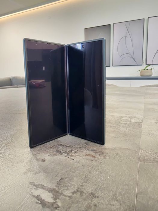 Продавам Samsung Galaxy Z8 Ultra + Galaxy Buds 4 Pro