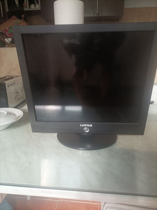 Vand TV 15 inch impecabil marca Lustar - functioneaza la 12v si 220v