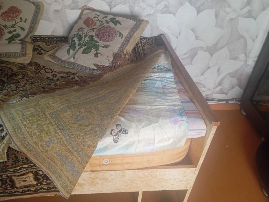 Продам кровать с матрасом
