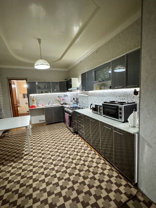 Guliston shaxar ,4 mavzeda joylashgan 10 sotix yer matdoniga ega hovli