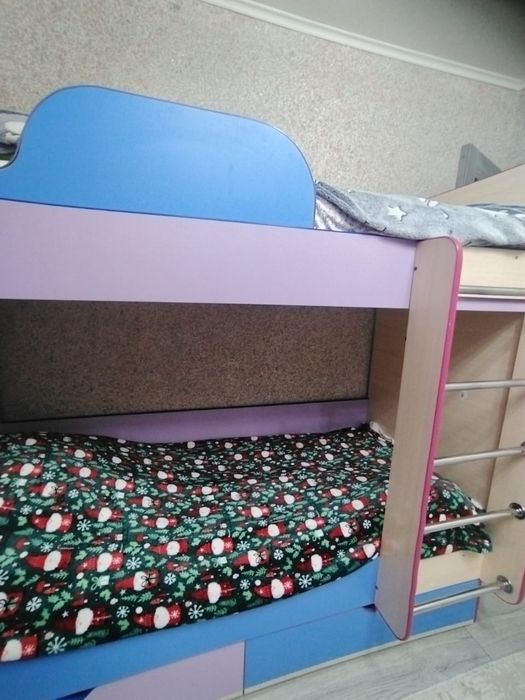 Продам двухъярусную кровать для девочек