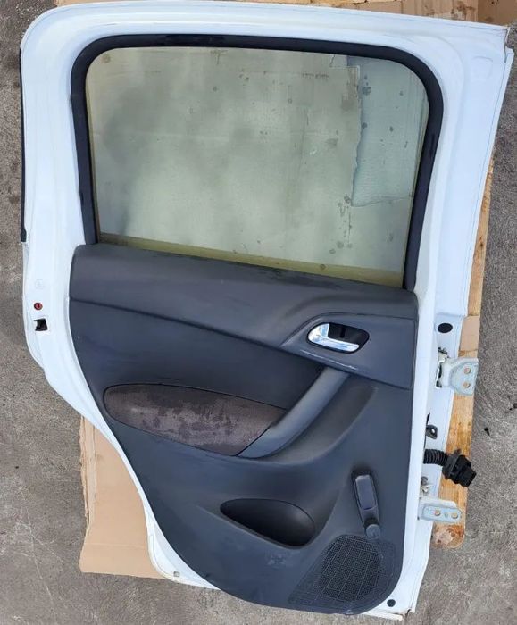 Vindem usa stanga spate complecta pentru Citroen C 3 din 2013