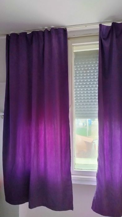 Бели с ивици и лилави завеси
