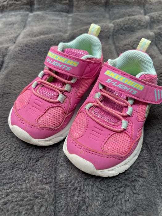 Adidasi fetita Sckechers marime 22 cu luminite