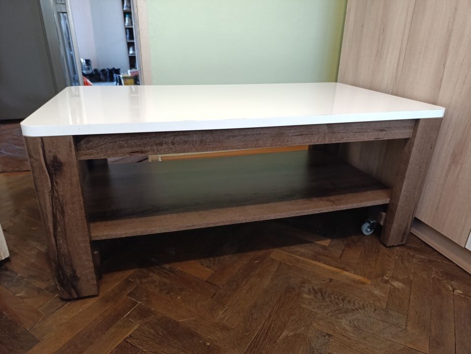 Холна маса на колелца