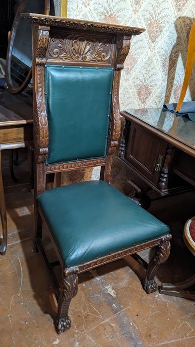 Старинное кресло-качалка после качественной реставрации.