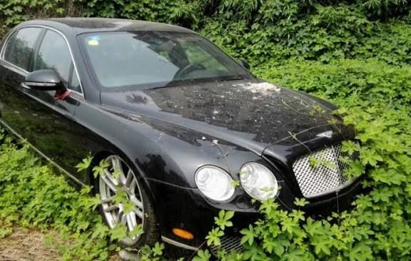 Mașini vechi abandonate lovite