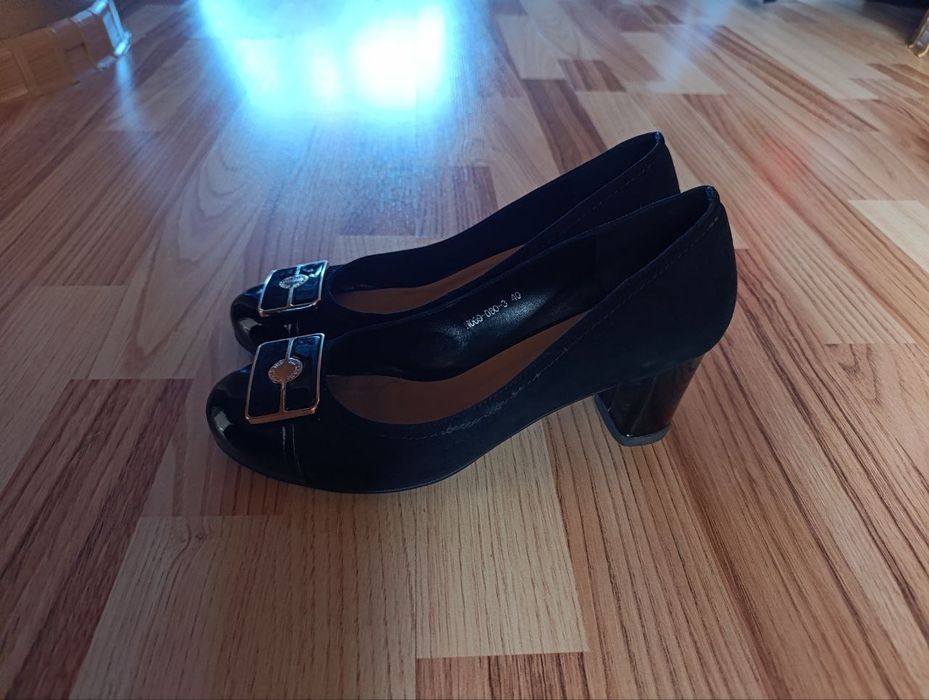 АККОЛЬ  продам туфли чёрные, замша. 40 размер
