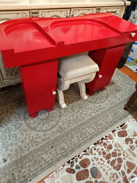 Срочно Столик маникюрный