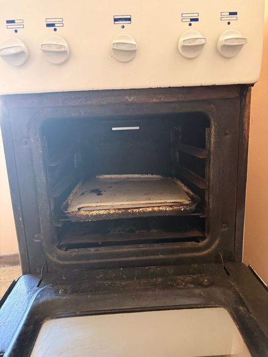 Газовая плита с духовкой, 4 конфорки, рабочая, в хорошем состоянии