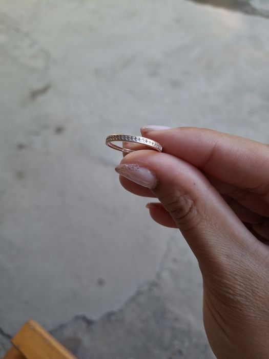 Продам золотое колечко с бриллиантами