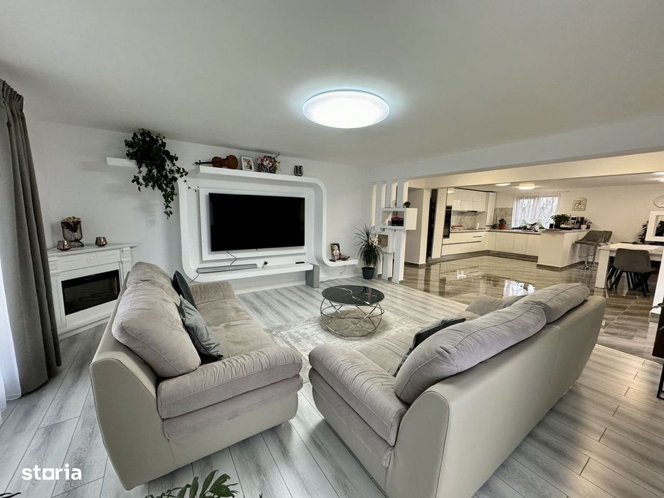 Casă Spațioasă de Vânzare în Ghimbav | Două Apartamente | Teren 579 mp